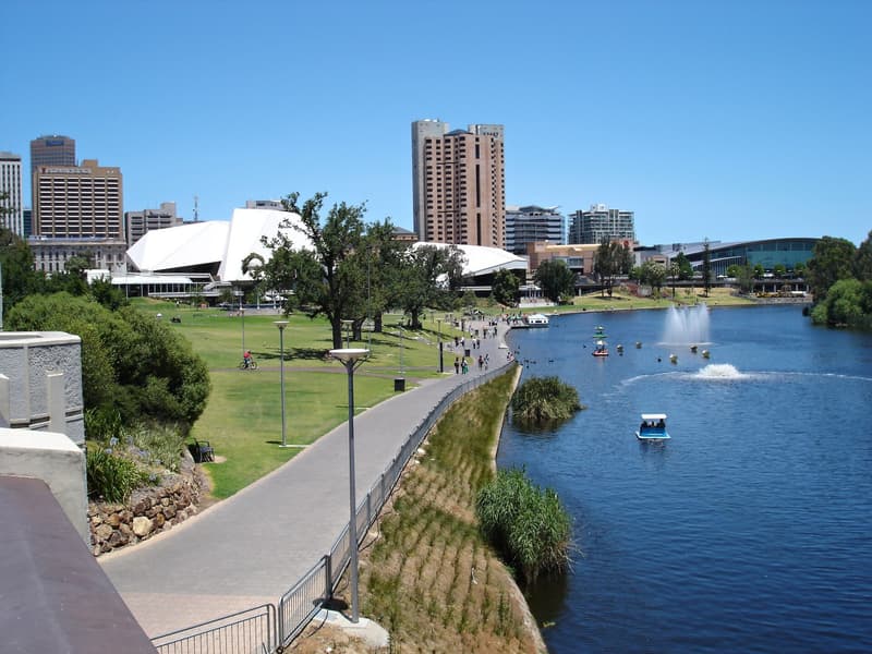 Il fiume Torrens nel centro di Adelaide, con l'Adelaide Convention Centre sull'altra riva
