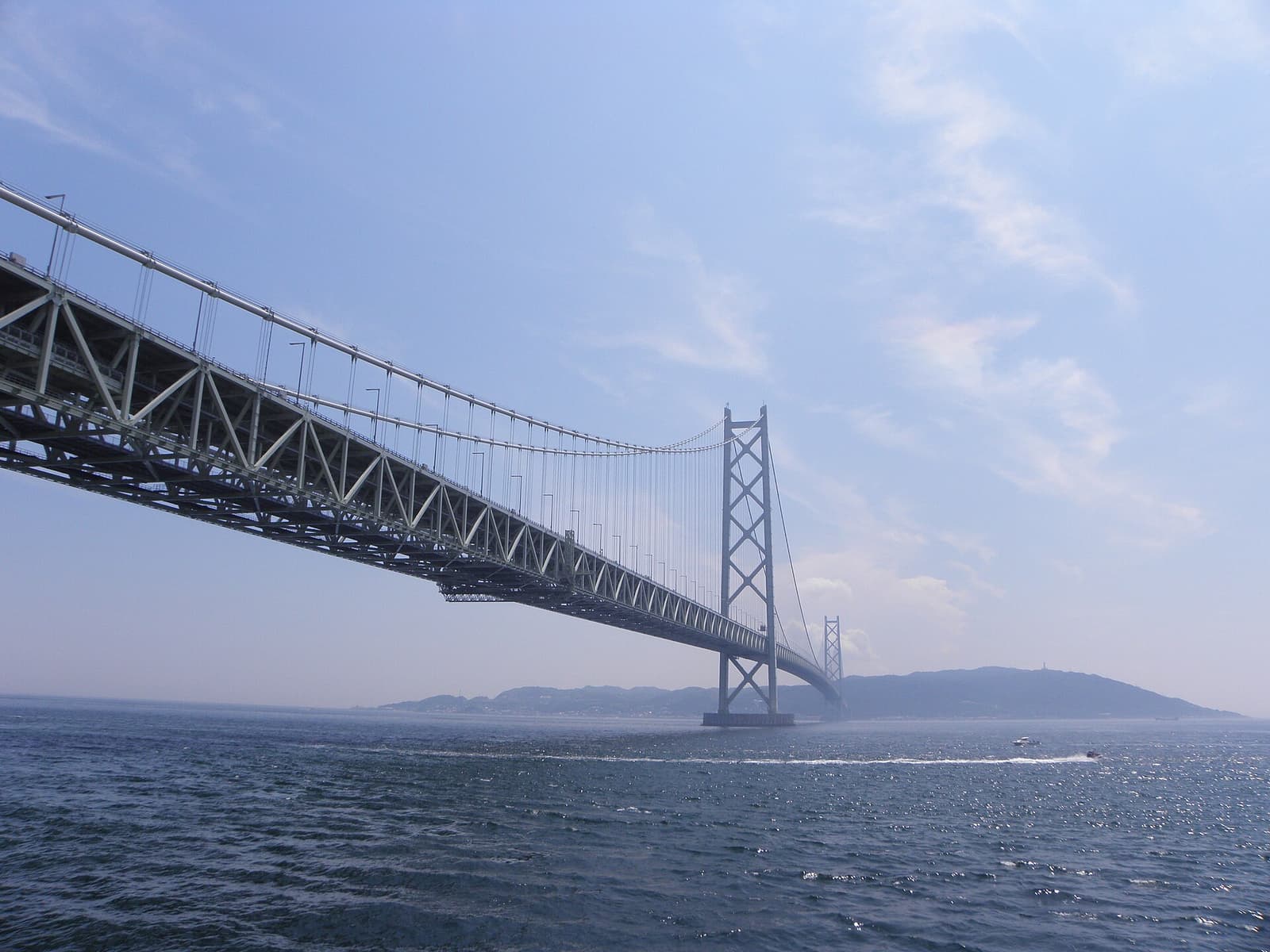 De hangbrug Akashi Kaikyo over de zeestraat richting het eiland Awaji