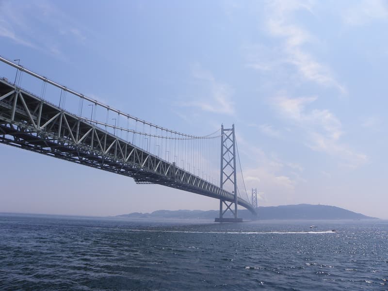 El puente colgante Akashi Kaikyo cruzando el estrecho hacia la isla de Awaji