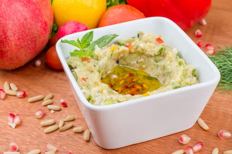 Ciotola di baba ganoush grezzo di melanzana affumicata con olio d'oliva, menta e melagrana