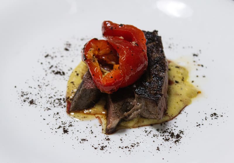 Bistecca stile wagyu impiattata con peperone rosso arrosto e salsa