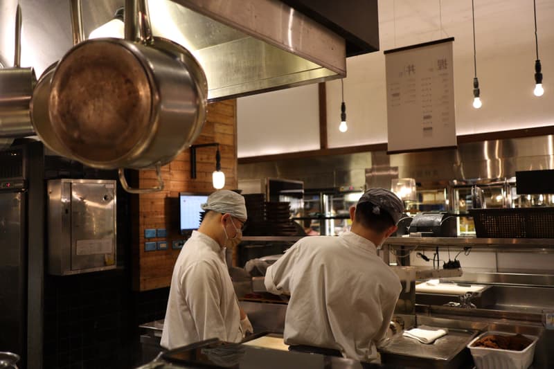 Deux cuisiniers travaillant côte à côte dans une cuisine professionnelle de restaurant