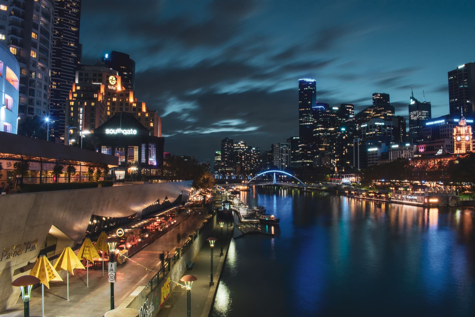 Grattacieli di Melbourne e ristoranti di Southbank illuminati di notte lungo il fiume Yarra