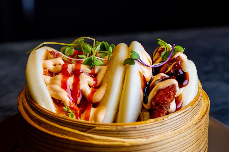 Bao chino frito y al vapor dispuesto en bandejas sobre un mostrador del Soho