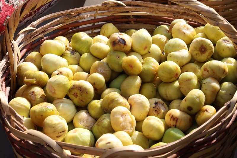 Panier débordant de figues fraîches sur un étal de marché