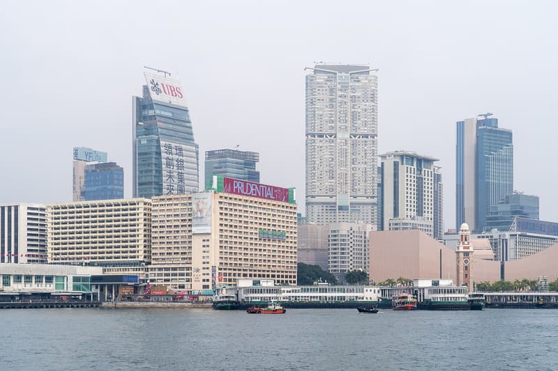 Tours et embarcadère des ferries de Tsim Sha Tsui vus depuis le port Victoria par temps brumeux