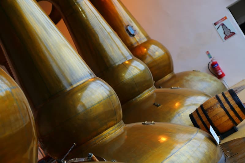Alambics en cuivre dans une petite distillerie de whisky écossaise