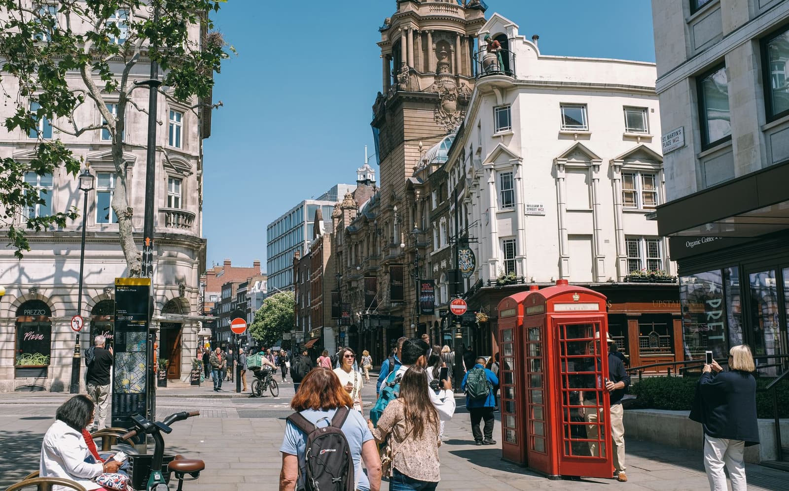 Una concurrida esquina cerca de Covent Garden con una cabina telefónica roja