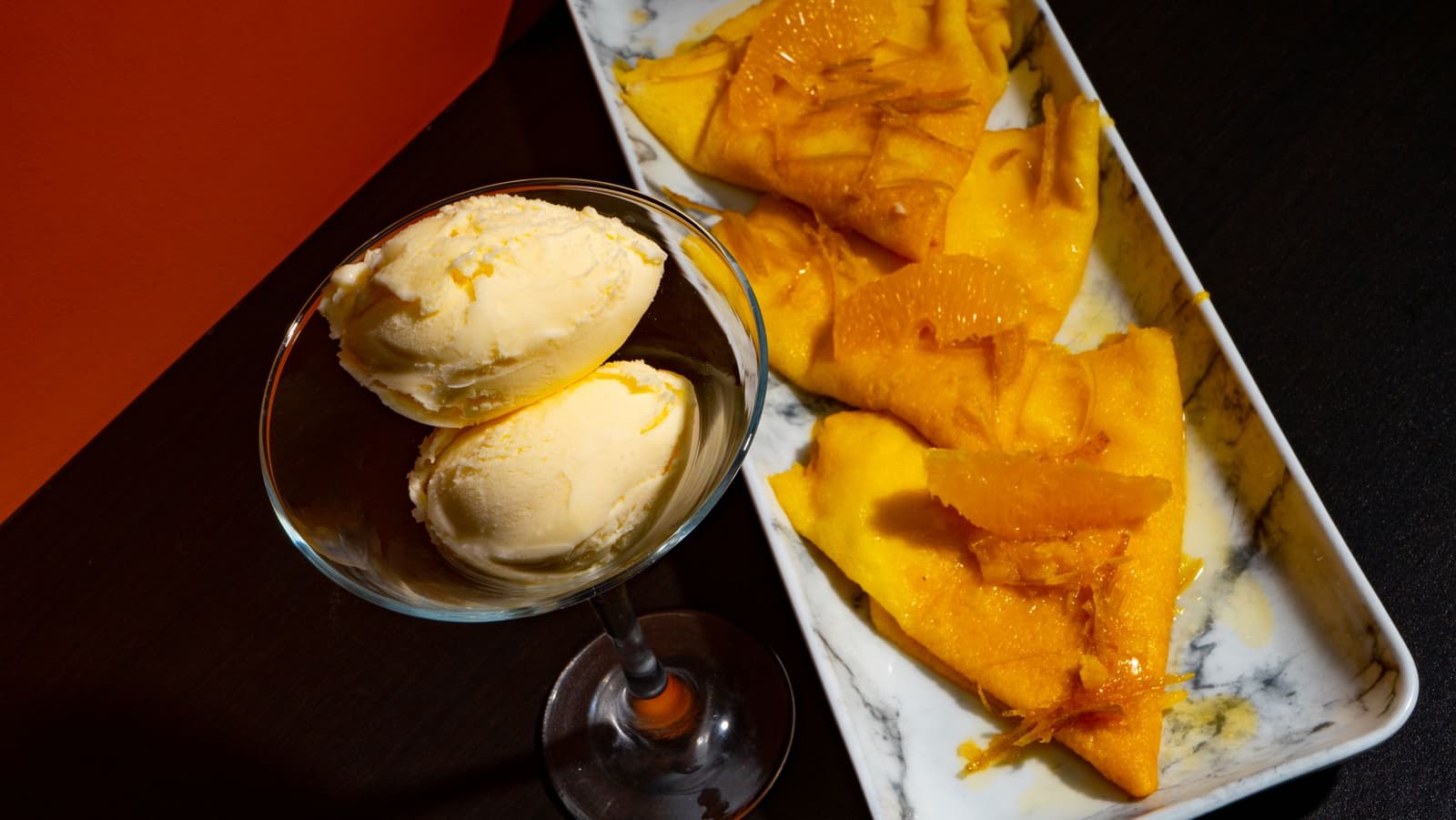 Crêpes Suzette ripiegate con spicchi di agrumi e scorza candita