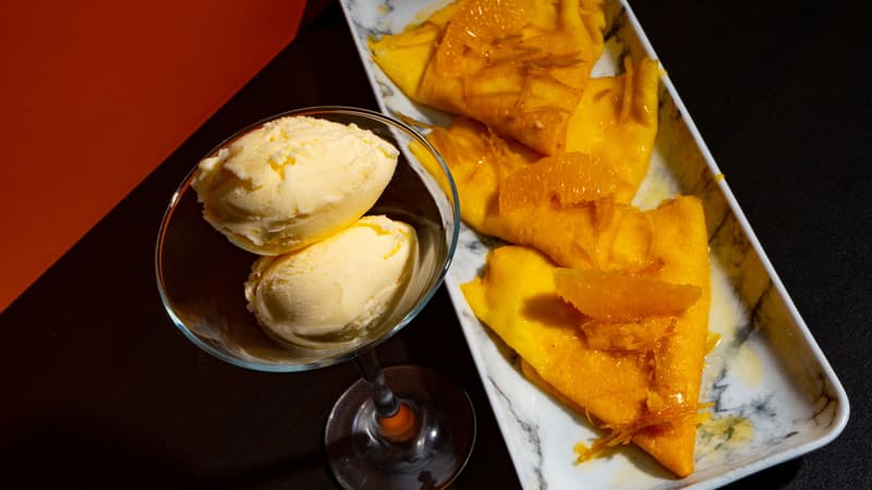 Gevouwen crêpes Suzette met citrussegmenten en gekonfijte schil