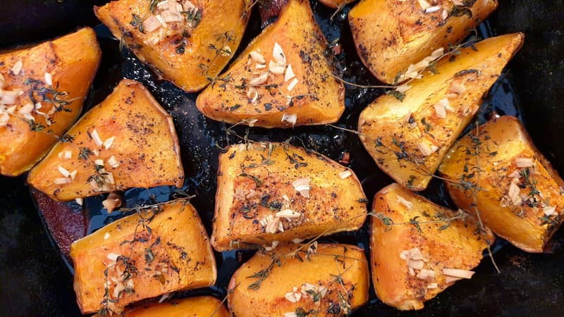 Spicchi di zucca arrostiti con aglio e timo fresco