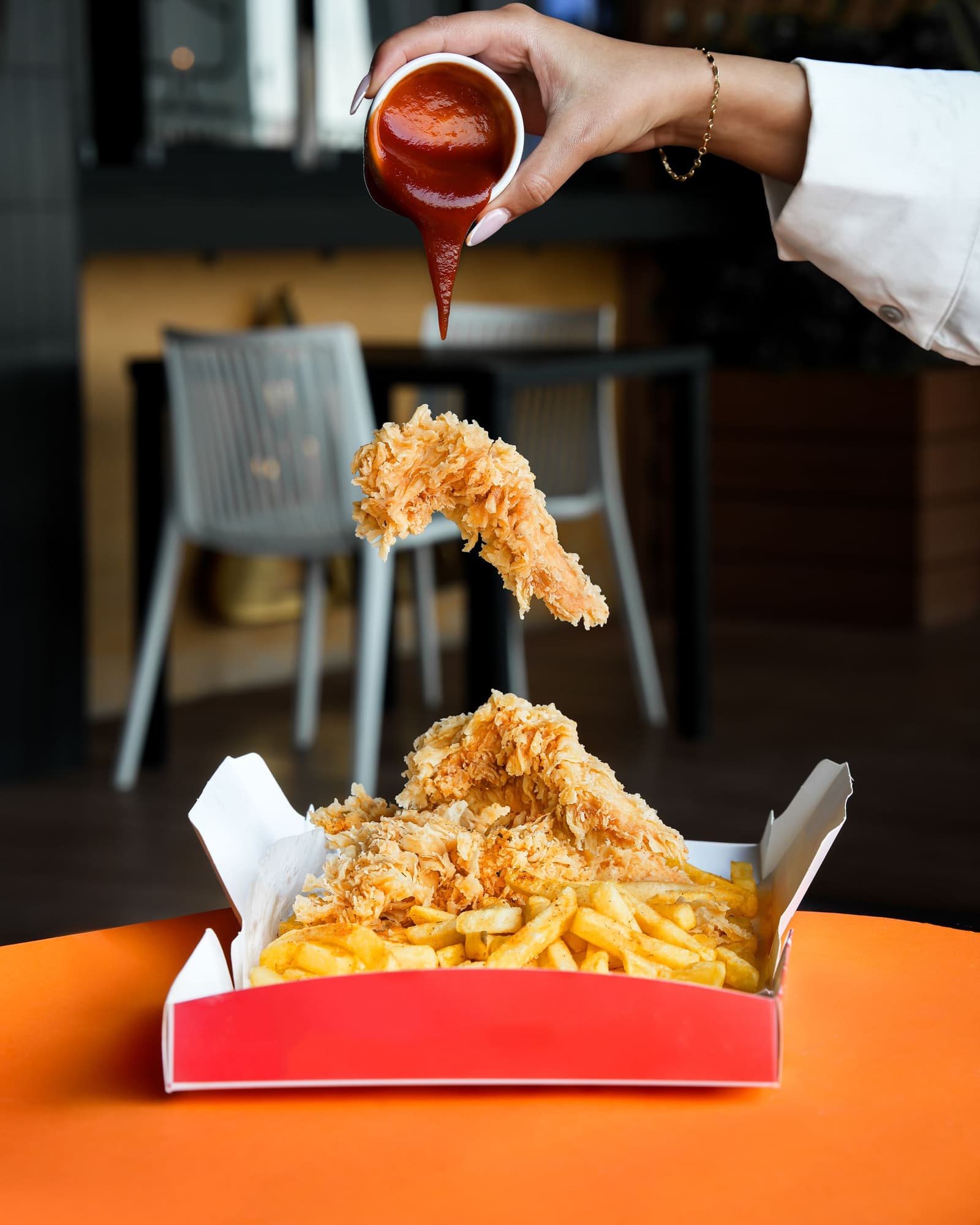 Tenders de poulet frit croustillants avec frites et sauce à tremper