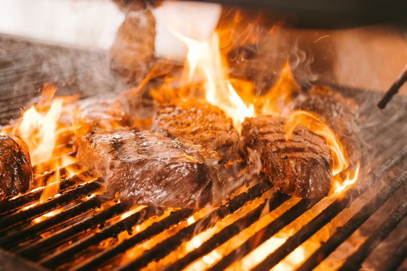 Cocina de fuego vivo con parrilla de mezquite en un restaurante de hotel en Phoenix