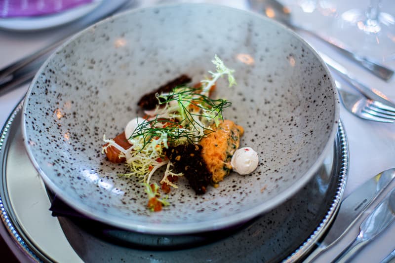 Een elegant bord fine dining geserveerd aan een restauranttafel in Londen