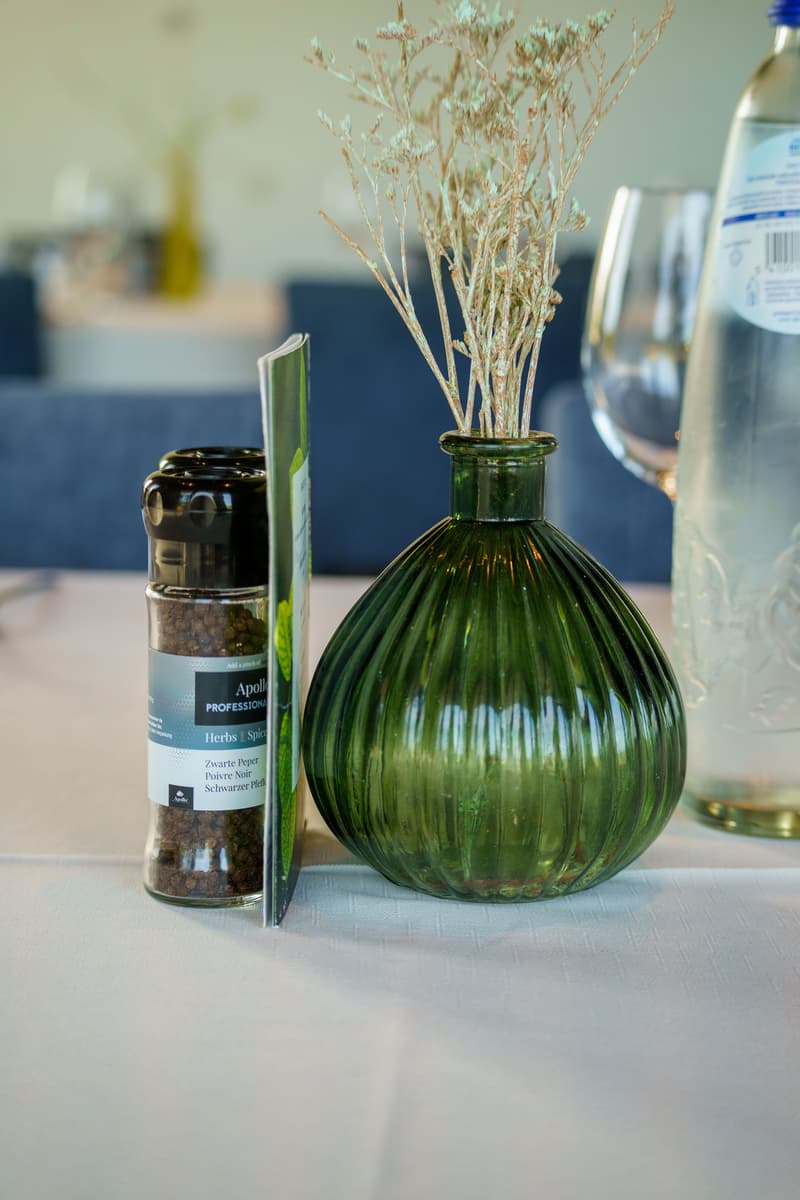 Table élégamment dressée avec de la verrerie dans une salle à manger lumineuse
