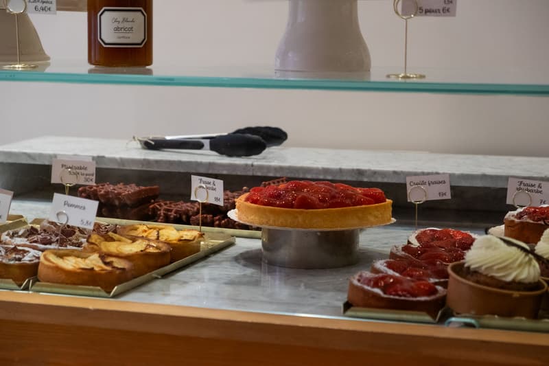 Fruittaarten en gebak uitgestald in een Franse patisserie met prijskaartjes