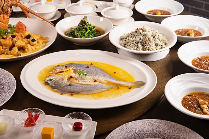 Elegante banchetto cinese di mare con pesce al vapore e riso in tavola