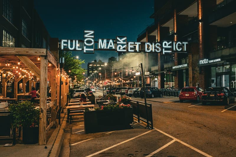 Enseigne lumineuse du Fulton Market District au-dessus d'une rue de restaurants à Chicago la nuit