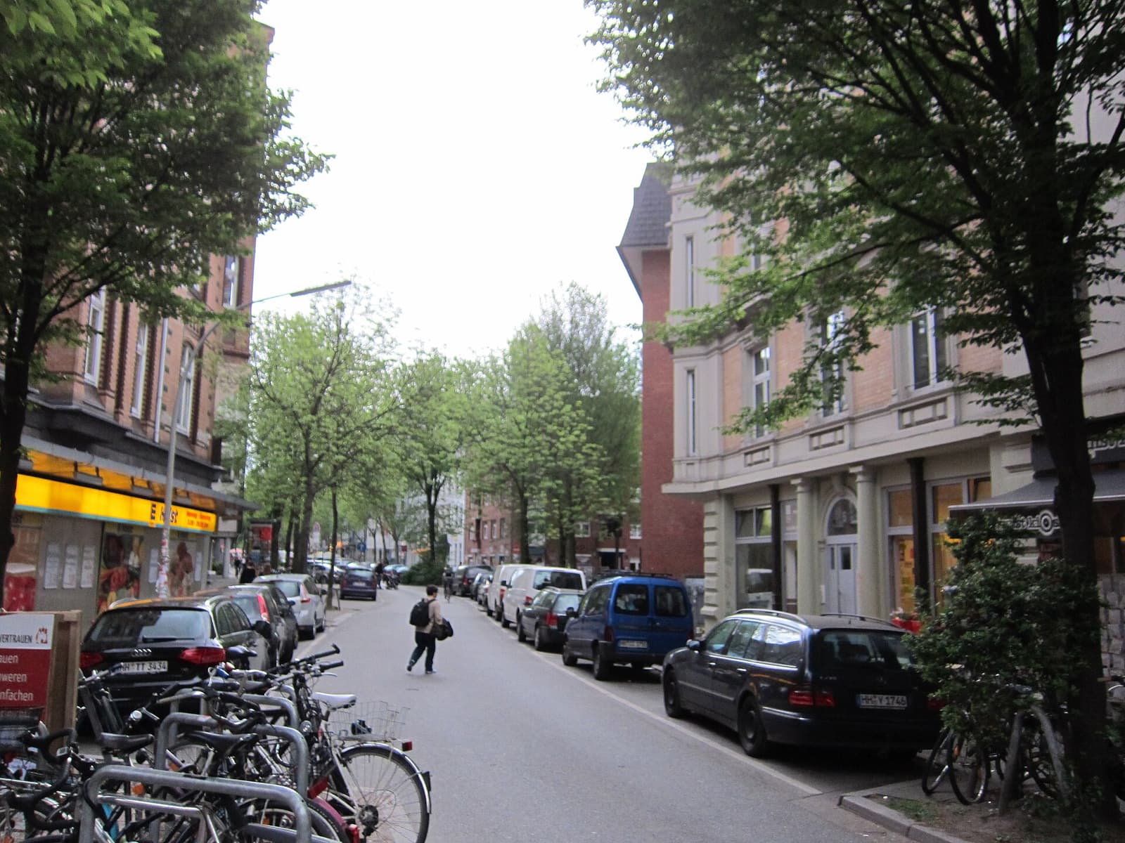 Residentiële straat met bomen, geparkeerde auto's en fietsen in de Hamburgse wijk St. Pauli