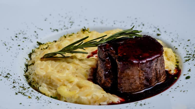 Filet mignon en sauce au vin rouge avec romarin sur risotto crémeux