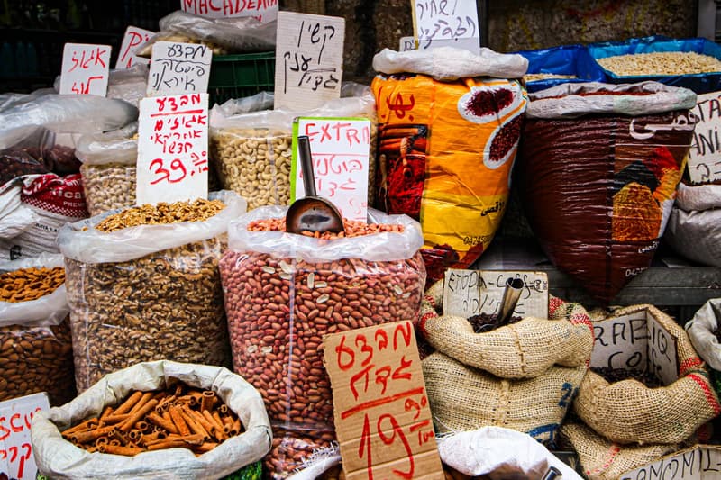 Säcke mit Gewürzen, Nüssen und Zimt an einem israelischen Marktstand