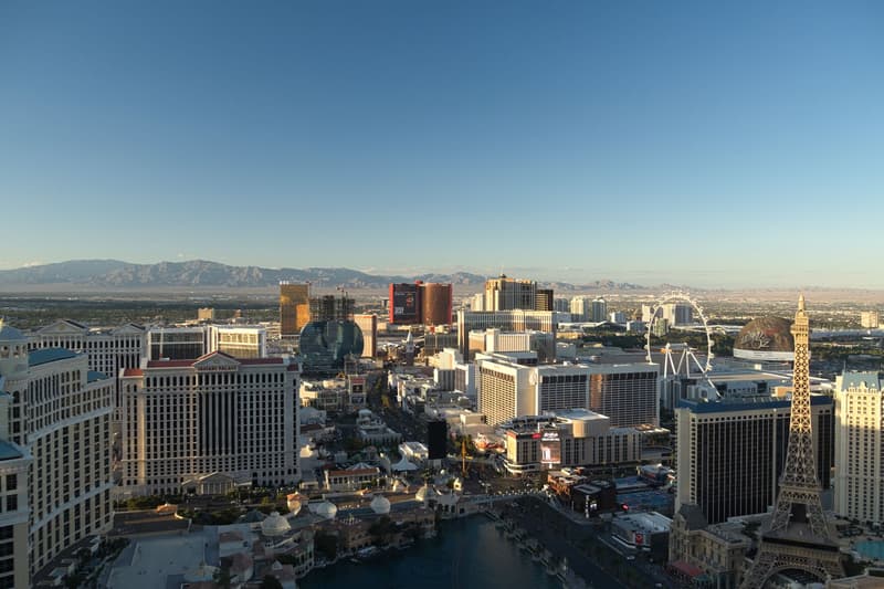 Vista aerea all'alba dello skyline della Strip di Las Vegas vicino al Caesars Palace