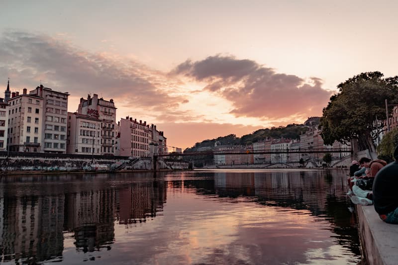 La passerella di Saint-Vincent sul fiume Saona a Lione al tramonto