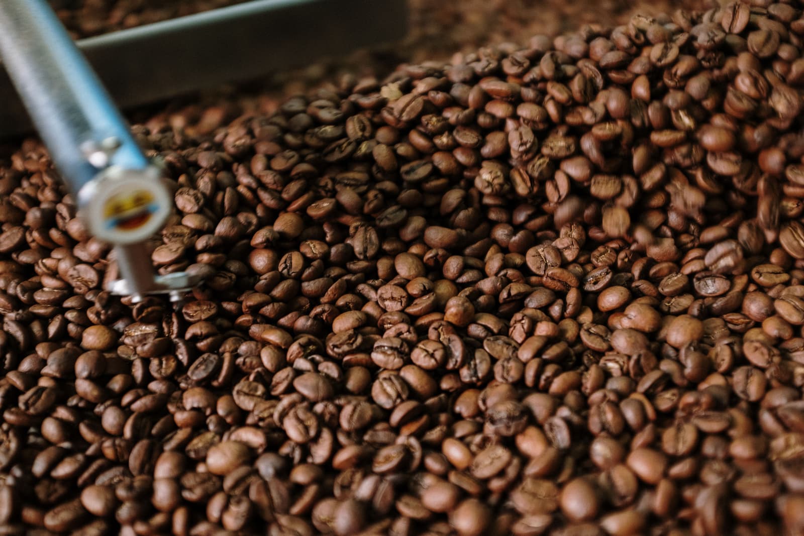 Nahaufnahme von Kaffeebohnen in einem professionellen Röster
