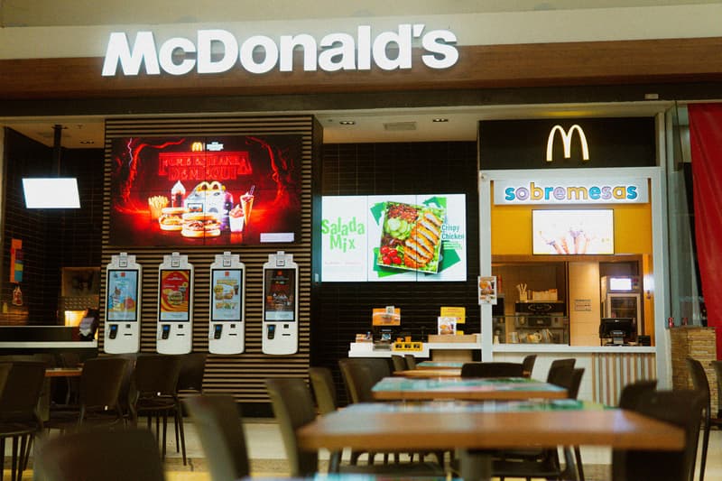Façade McDonald's avec enseigne lumineuse et bornes de commande numeriques