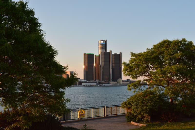 Silhouette de Detroit et les tours du Renaissance Center au coucher du soleil sur la rivière