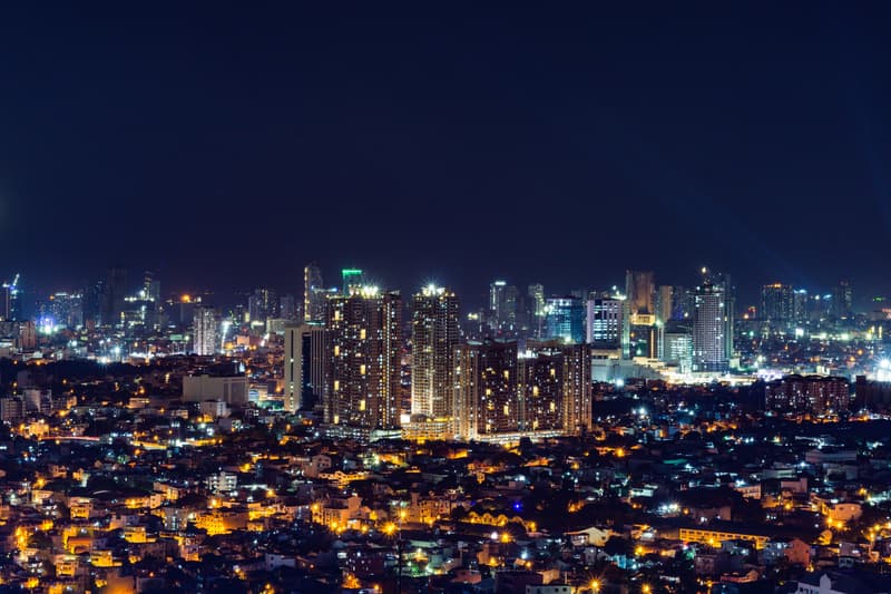 Skyline di Manila illuminato di notte prima della rivelazione della Guida Michelin Filippine 2027