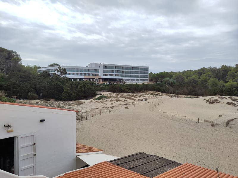 Hôtel blanc au-dessus des dunes et de la pinède de Cala Saona, Formentera