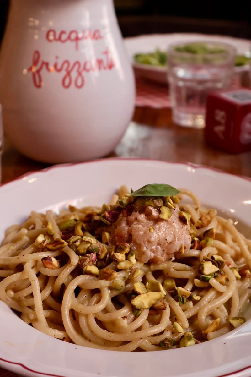 Ein Teller Pasta mit Pistazien auf einem Restauranttisch in Mailand