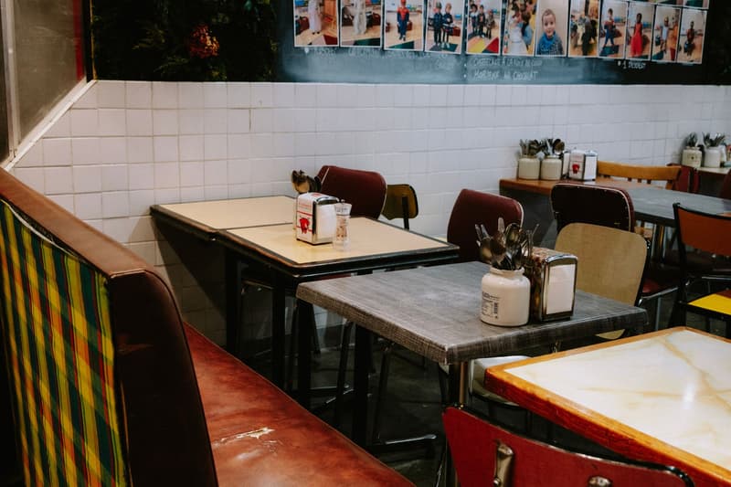 Reservados vacíos con asientos de vinilo rojo en un restaurante estadounidense cerrado