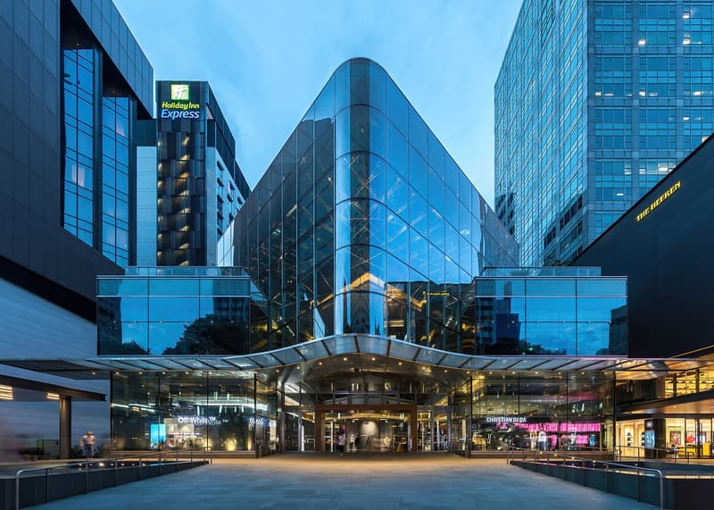 Facciate di vetro illuminate su Orchard Road, a Singapore, nell'ora blu