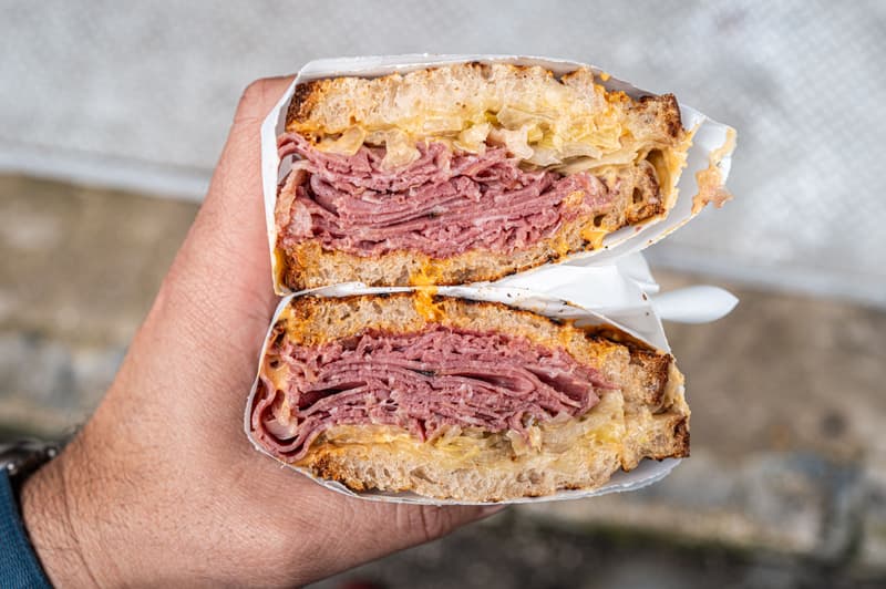 Primo piano di un sandwich di pastrami impilato su pane di segale