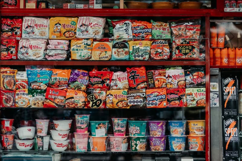 Étagères remplies de marques coréennes de nouilles instantanées comme Samyang et Shin Ramyun