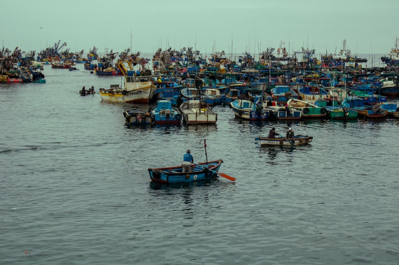 Des bateaux de pêche se pressent dans le port d'Ilo, sur la côte sud du Pérou
