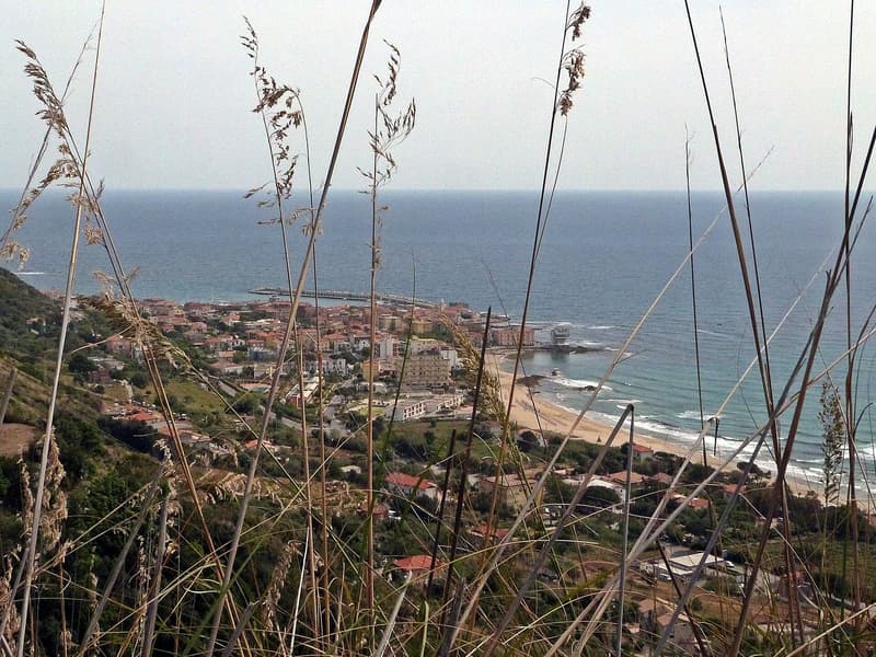 Acciaroli, frazione di Pollica, vista tra l'erba alta sopra la costa del Cilento