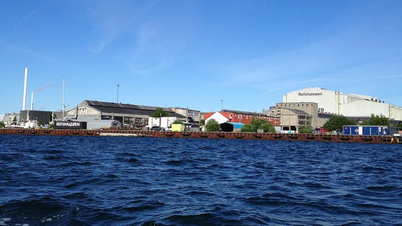 Antiguas naves del astillero de Refshaleøen vistas desde el puerto de Copenhague