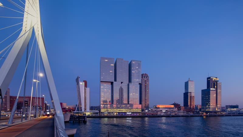 Le pont Erasmus et la skyline de Rotterdam illuminés au crépuscule sur la Nieuwe Maas