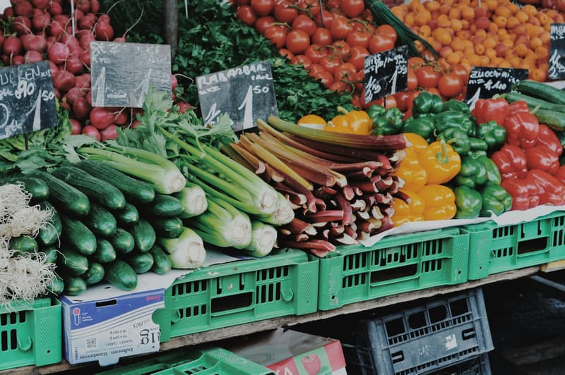 Cageots de légumes empilés sur un marché de gros de produits frais