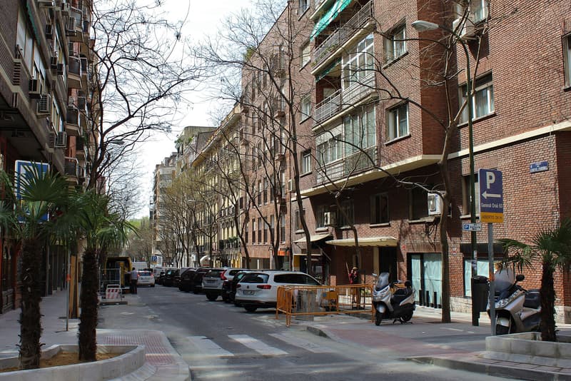 La calle General Pardiñas à Madrid, avec arbres, voitures garées et immeubles de brique