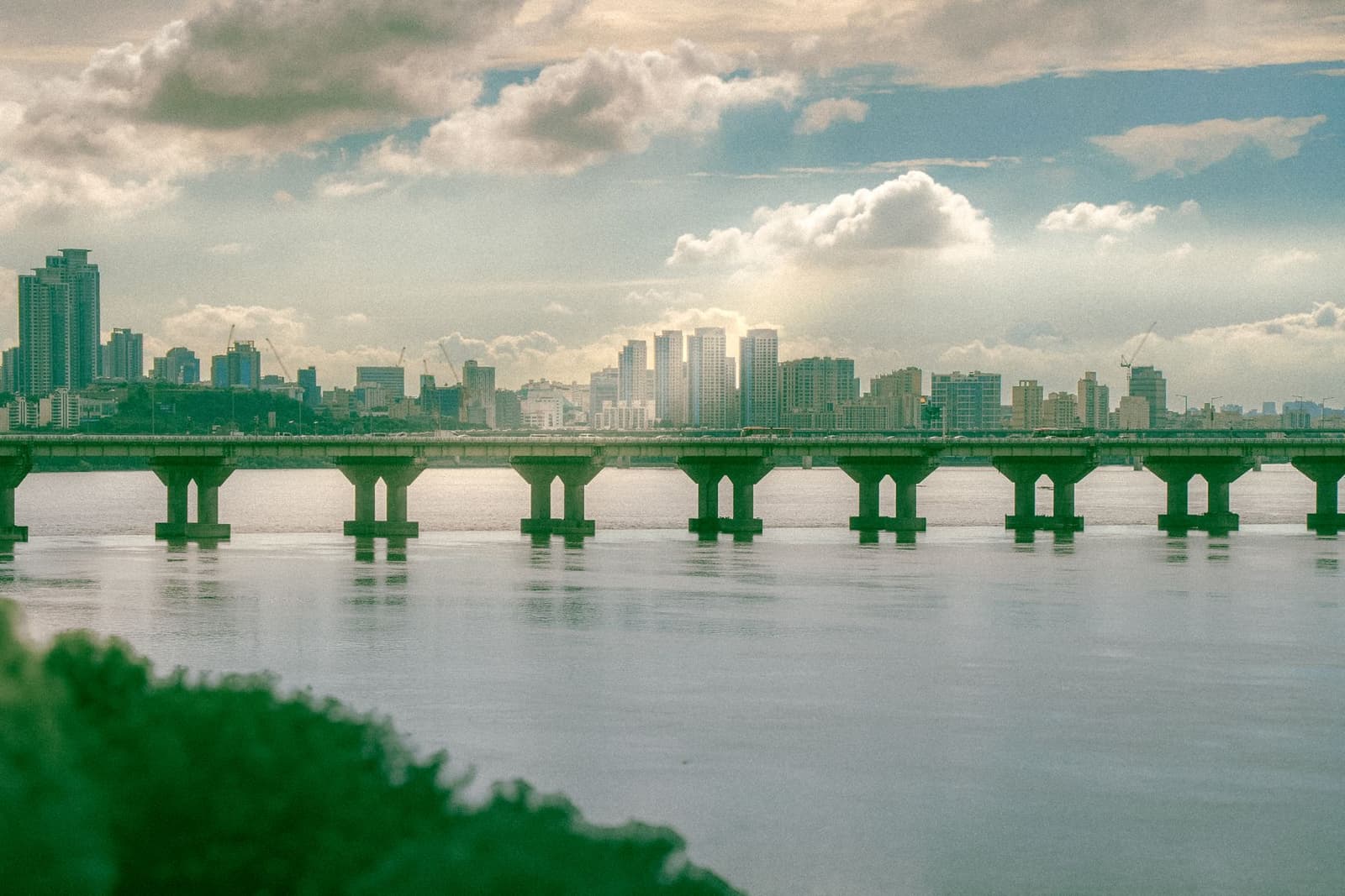 Horizonte de Seúl y puente sobre el río Han junto a Gangnam