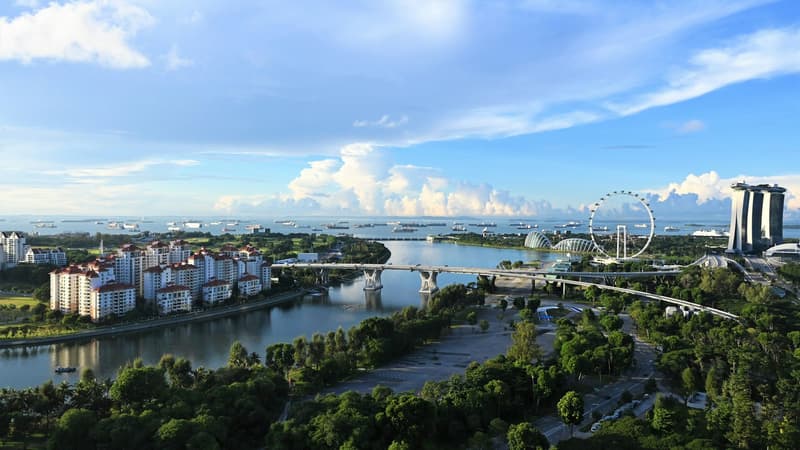 Vista aérea del perfil urbano y la zona costera de Marina Bay, en Singapur