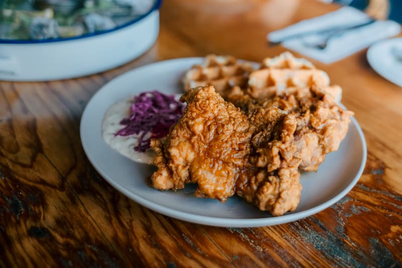 Assiette de poulet frit et de gaufres sur une table en bois