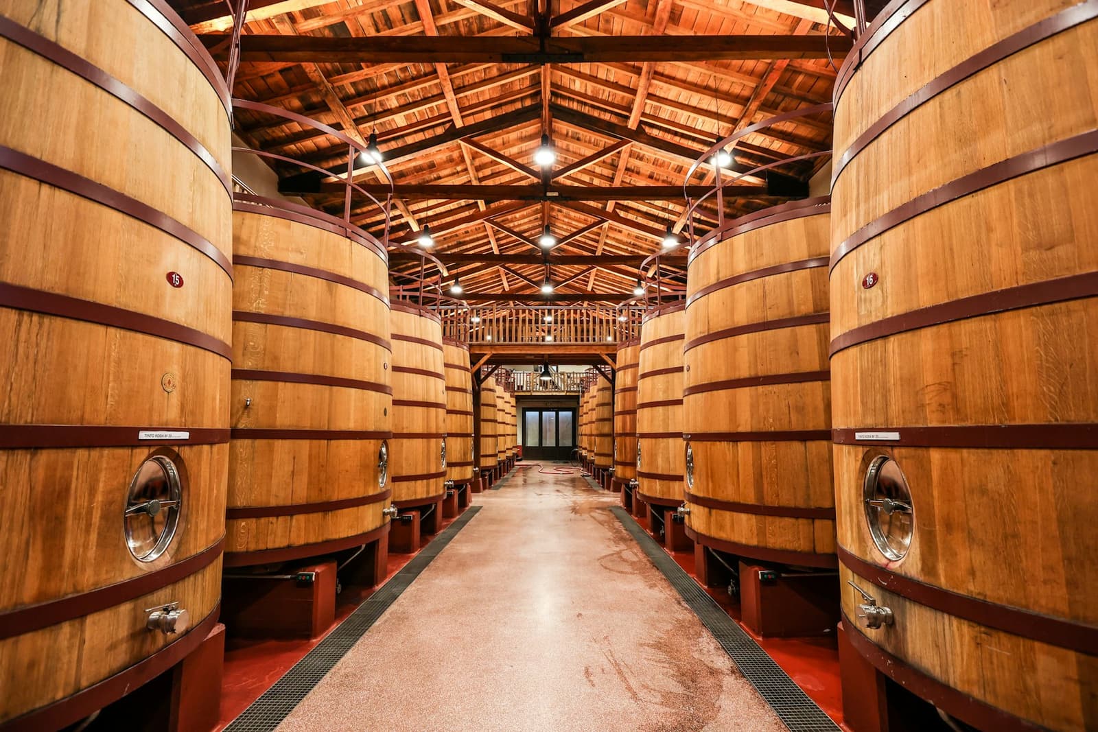 Grands fûts de chêne dans un chai de vieillissement à Rioja, en Espagne