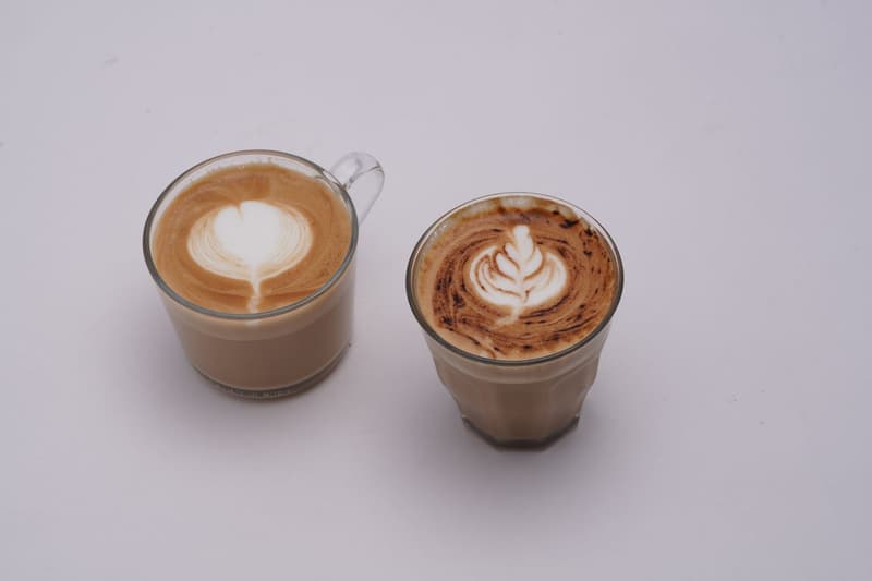 Deux tasses en verre de café de spécialité avec latte art côte à côte