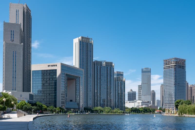 Hoge torens langs een bocht van de Haihe in het centrum van Tianjin