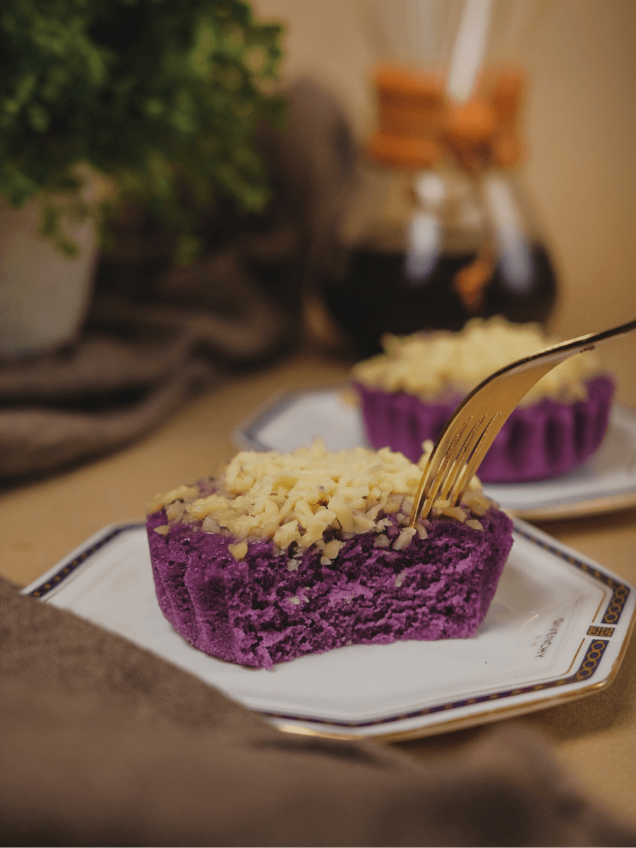 Une tranche d'ube halaya violet garnie de fromage râpé